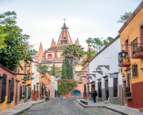 calm walk through a Mexican city park